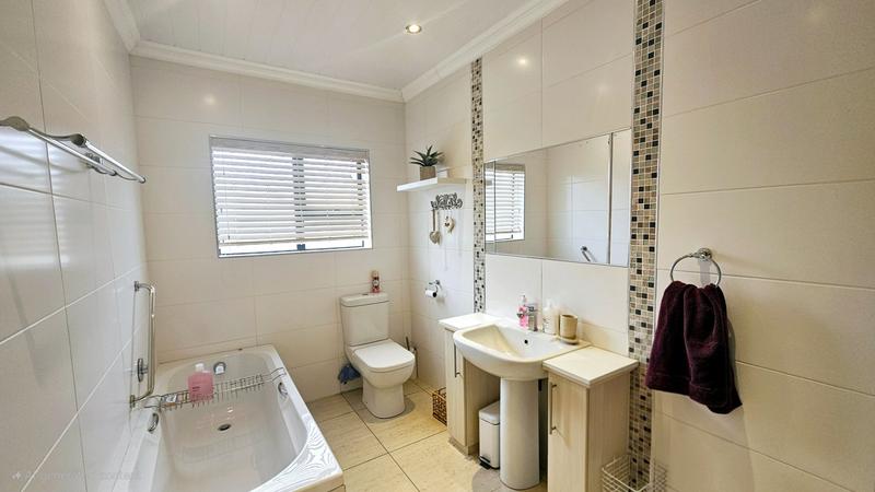 3 Bedroom Property for Sale in Monte Christo Western Cape